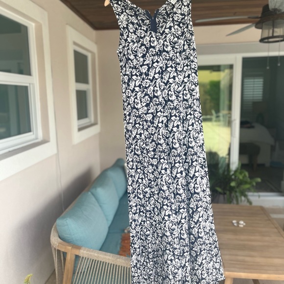 White and navyUnited colors of Benetton dress. Sleeveless fitted flair - Picture 1 of 4